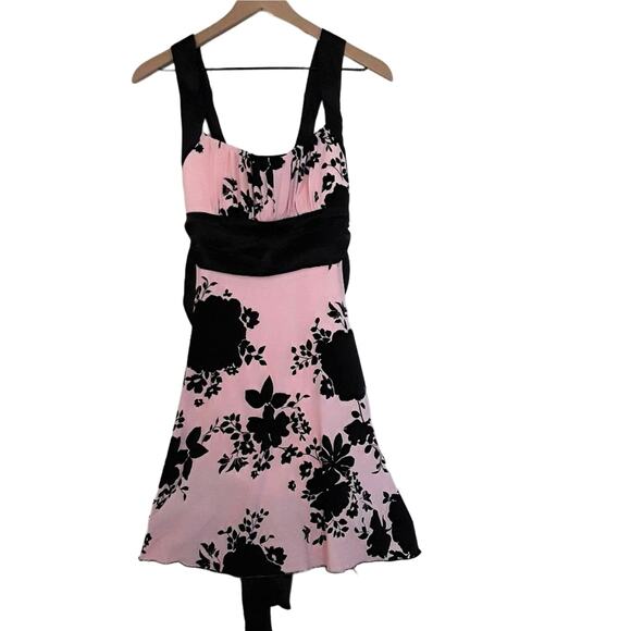B. Smart Sleeveless Floral Dress - Picture 1 of 6